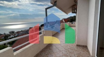 Трехэтажный дом  в Добра Вода