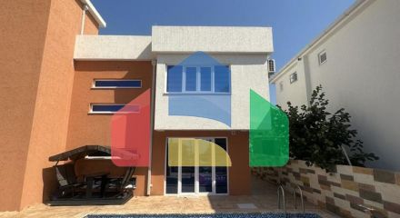 Новая трехэтажная вилла с бассейном в Добра Вода, Бар