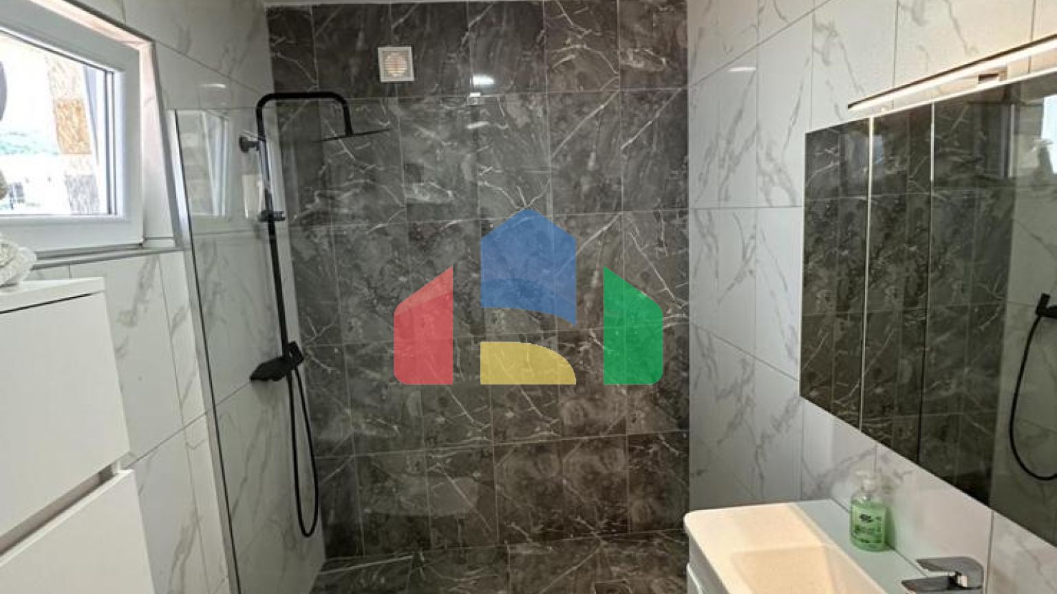 Новая трехэтажная вилла с бассейном в Добра Вода, Бар