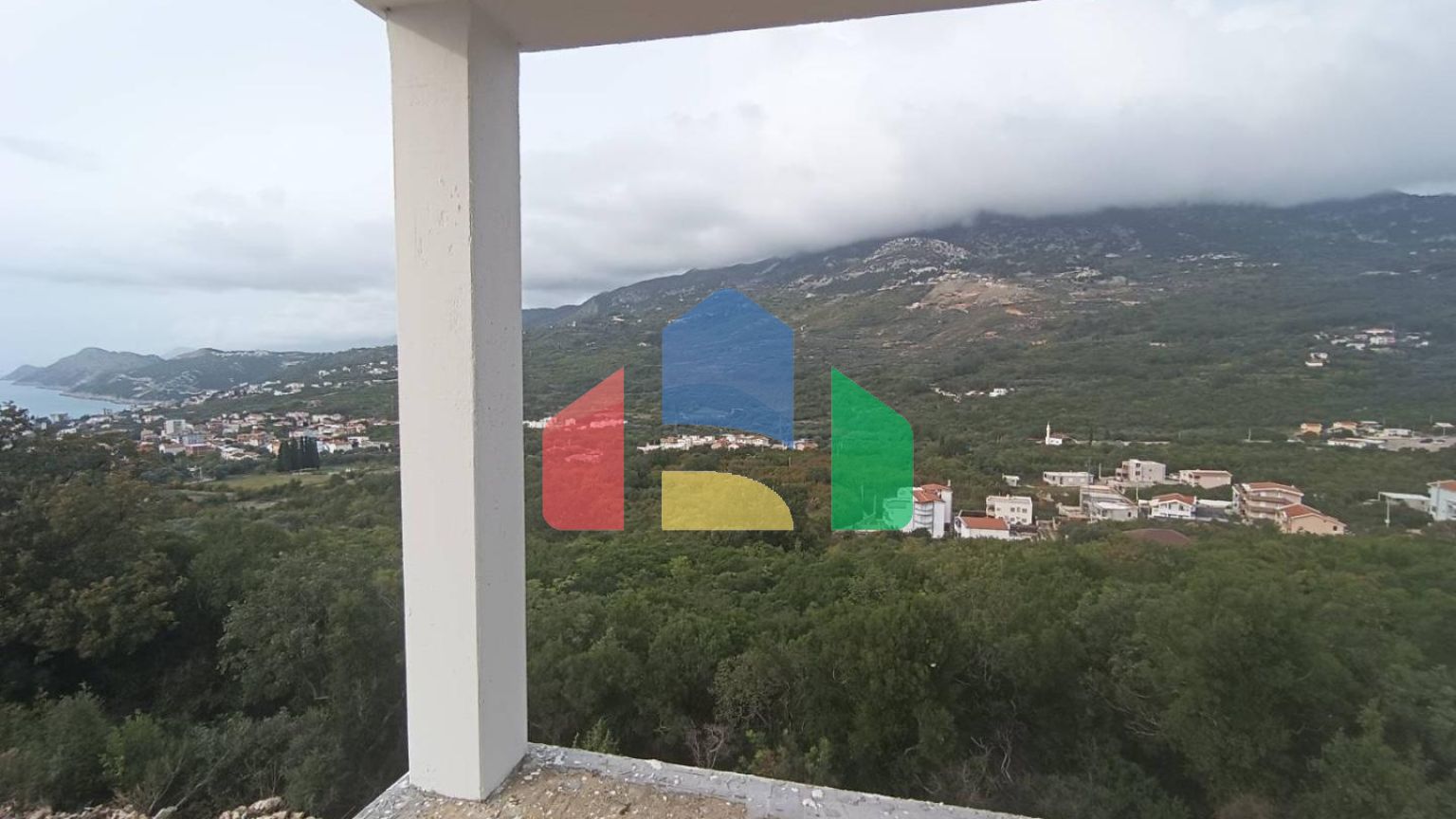 Новый дом с прекрасным панорамным видом на море в Добры воды.