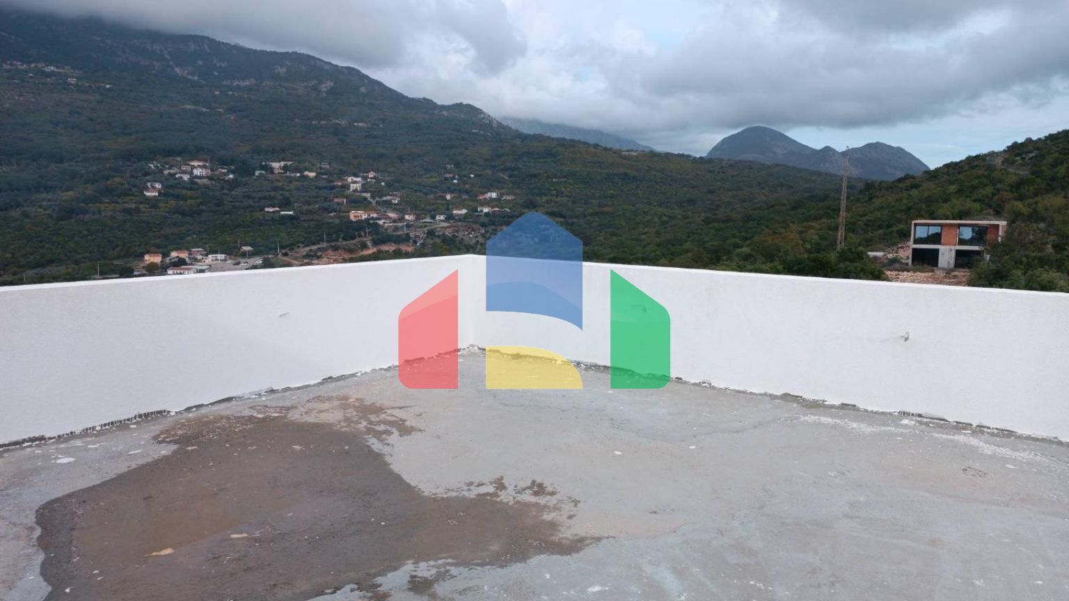 Новый дом с прекрасным панорамным видом на море в Добры воды.