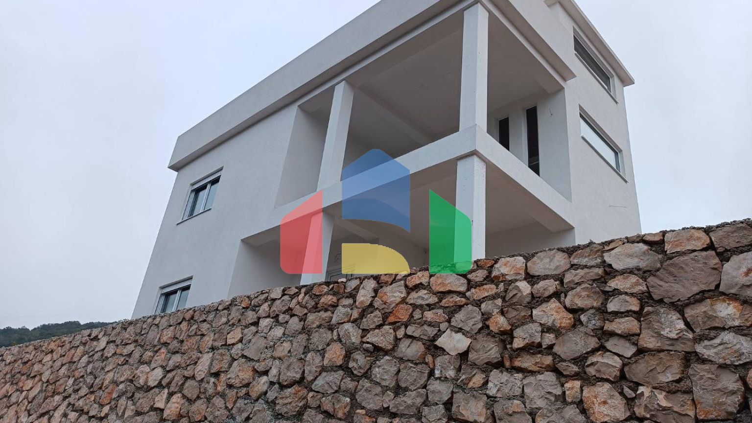 Новый дом с прекрасным панорамным видом на море в Добры воды.