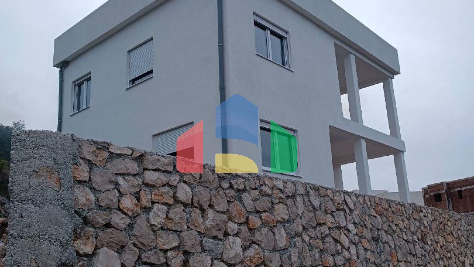 Новый дом с прекрасным панорамным видом на море в Добры воды.