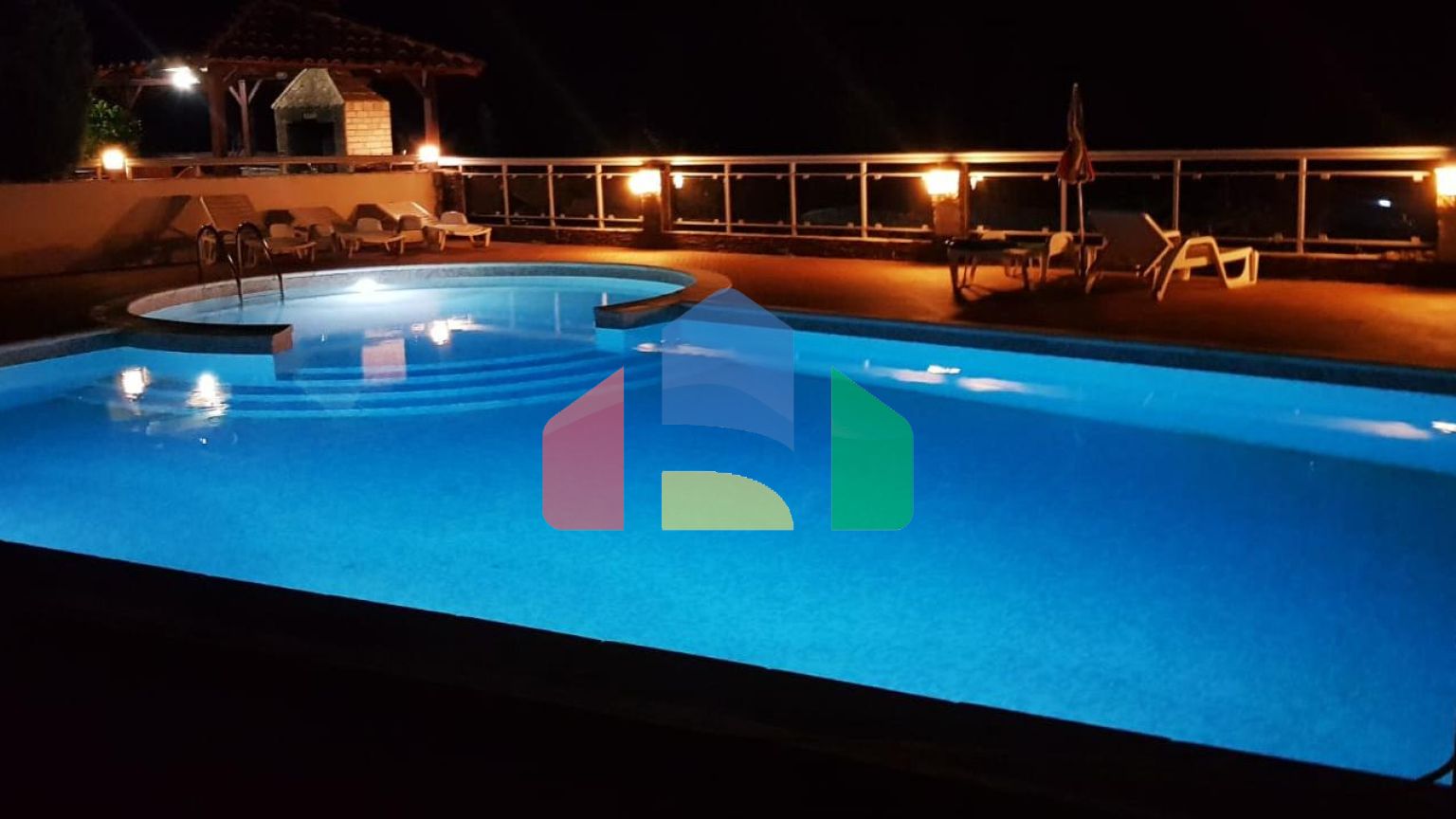 Квартира в Добра Вода в закрытом комплексе с бассейном