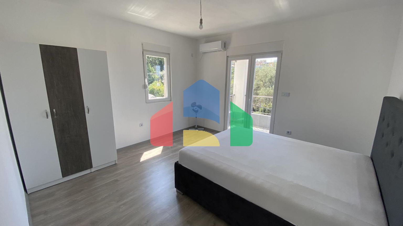 Двухуровневый новый дом с участком в Доброй Воде.