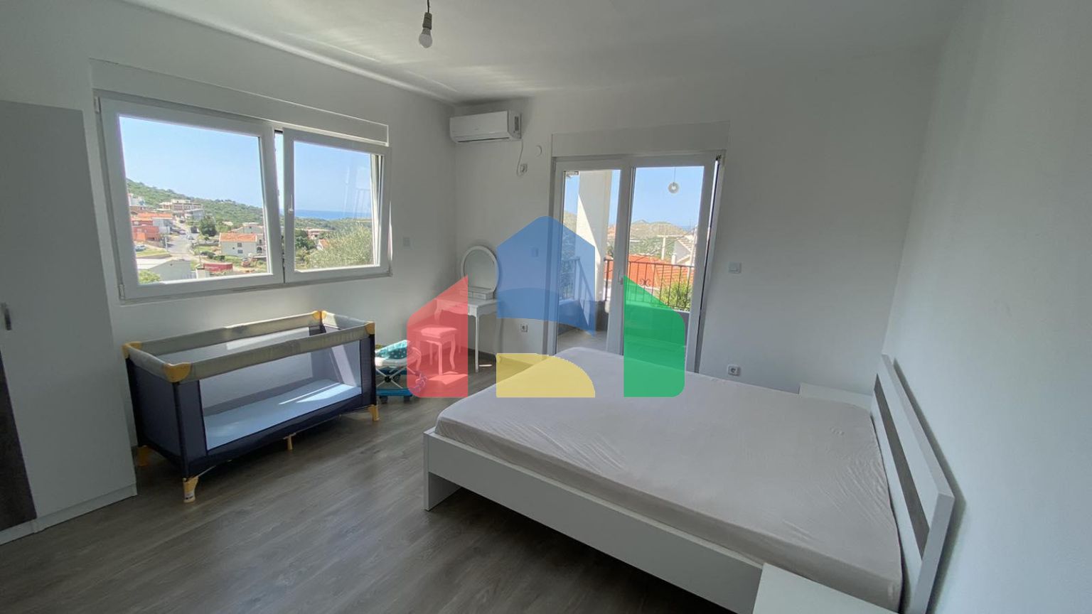 Двухуровневый новый дом с участком в Доброй Воде.