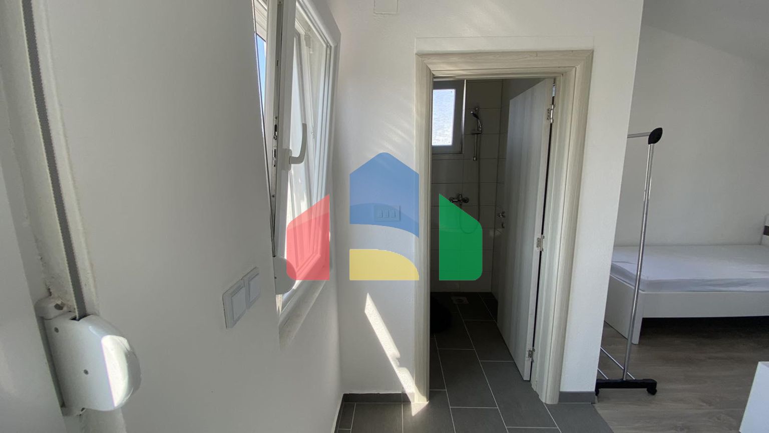 Двухуровневый новый дом с участком в Доброй Воде.