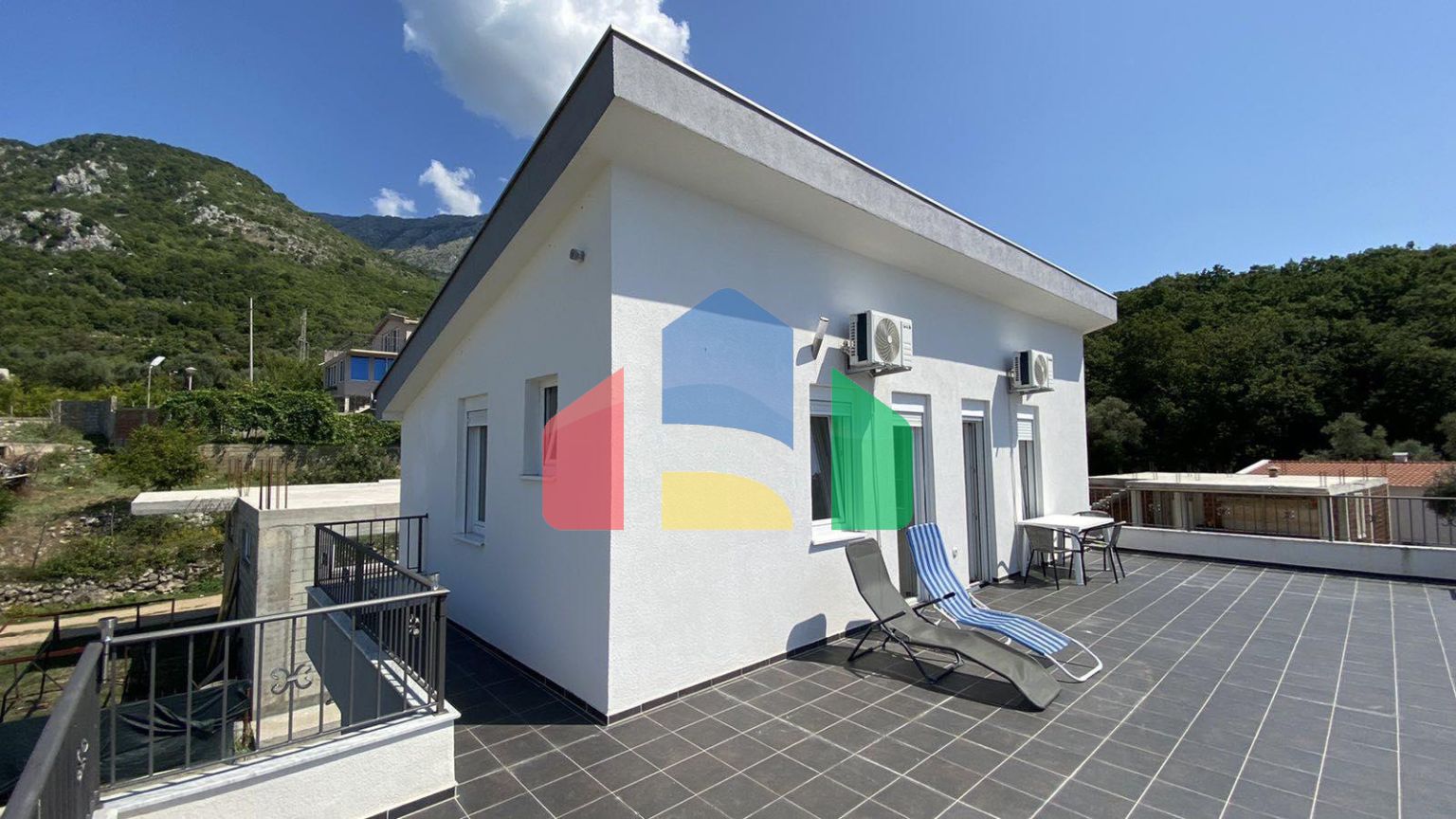 Двухуровневый новый дом с участком в Доброй Воде.