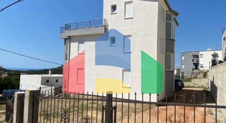 Двухуровневый новый дом с участком в Доброй Воде.