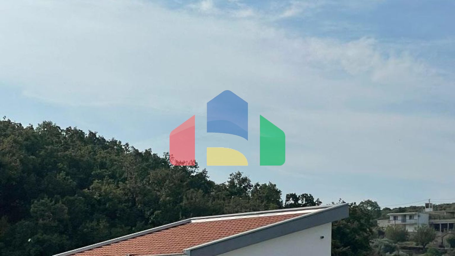 Двухуровневый новый дом с участком в Доброй Воде.