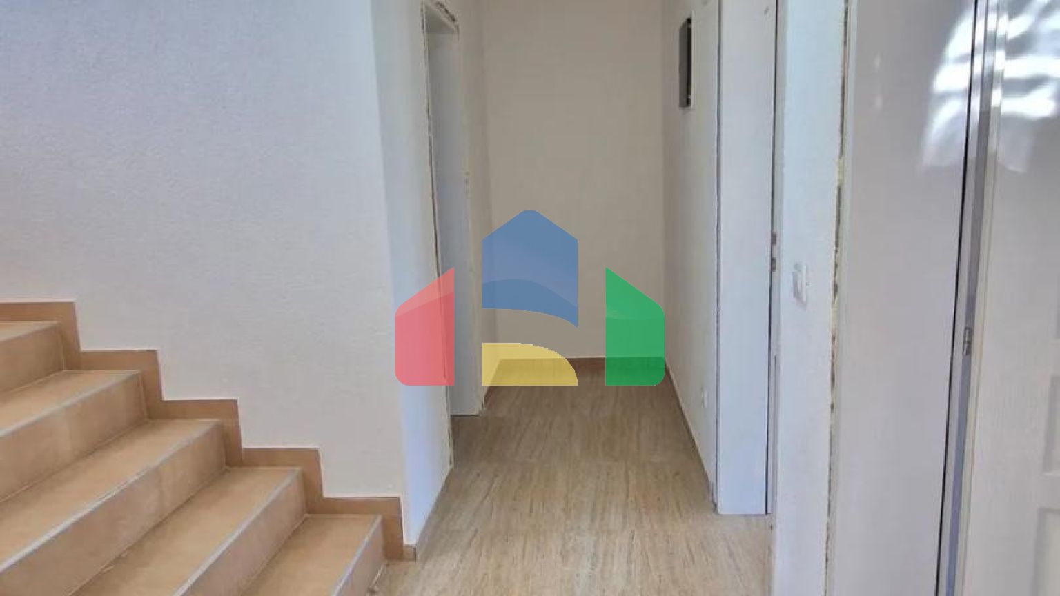 Новая трехэтажная вилла с бассейном на участке, Добра Вода.