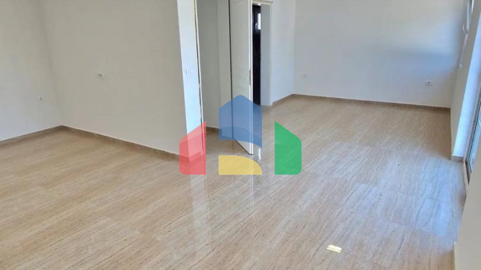 Новая трехэтажная вилла с бассейном на участке, Добра Вода.