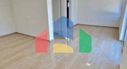 Новая трехэтажная вилла с бассейном на участке, Добра Вода.