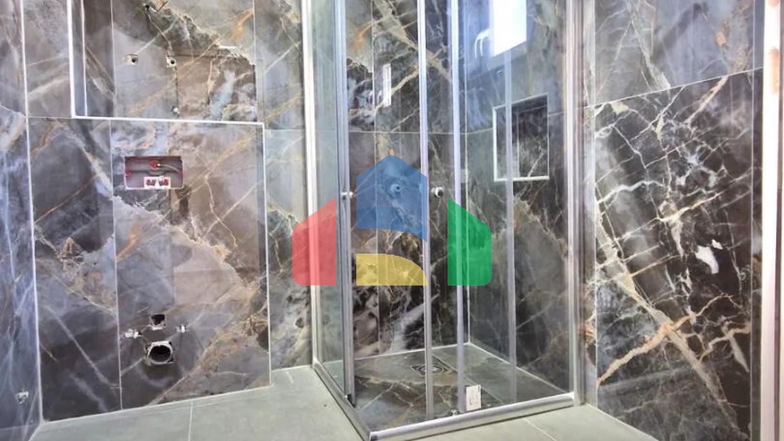 Новая трехэтажная вилла с бассейном на участке, Добра Вода.