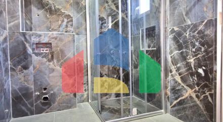 Новая трехэтажная вилла с бассейном на участке, Добра Вода.