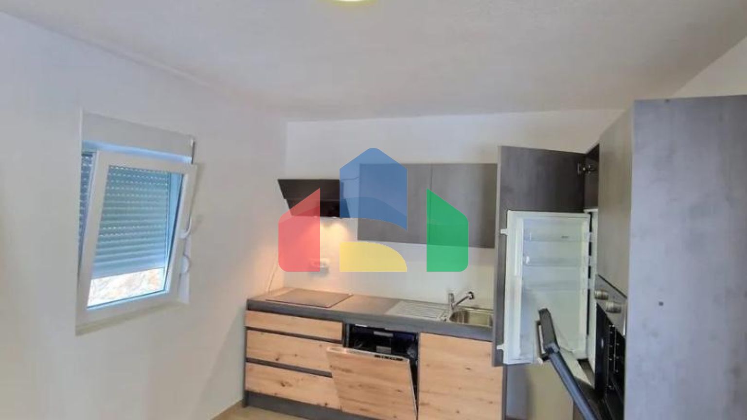 Новая трехэтажная вилла с бассейном на участке, Добра Вода.