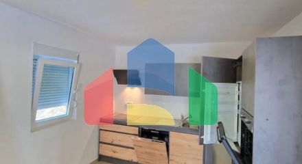 Новая трехэтажная вилла с бассейном на участке, Добра Вода.