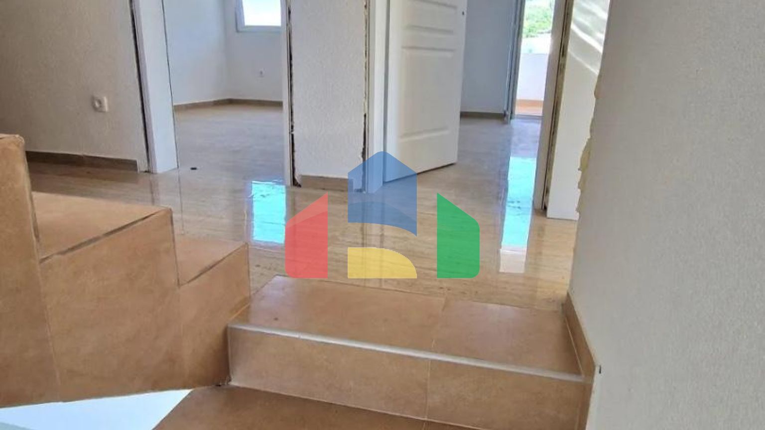 Новая трехэтажная вилла с бассейном на участке, Добра Вода.