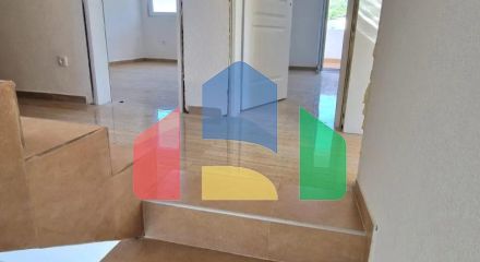 Новая трехэтажная вилла с бассейном на участке, Добра Вода.