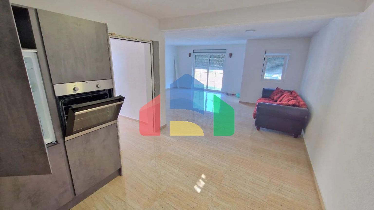 Новая трехэтажная вилла с бассейном на участке, Добра Вода.