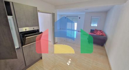 Новая трехэтажная вилла с бассейном на участке, Добра Вода.