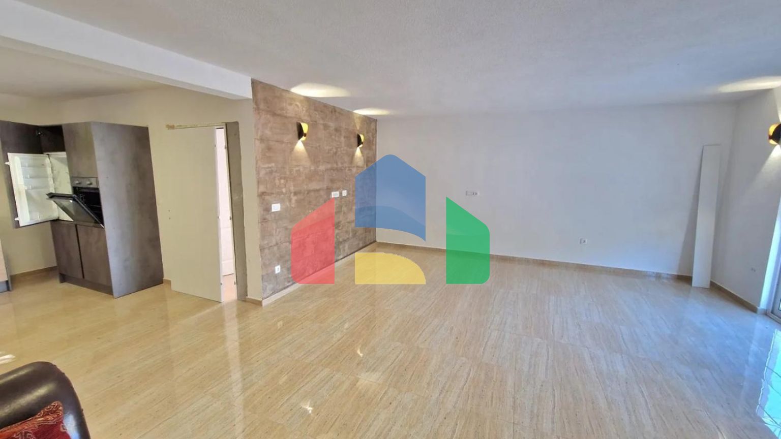 Новая трехэтажная вилла с бассейном на участке, Добра Вода.