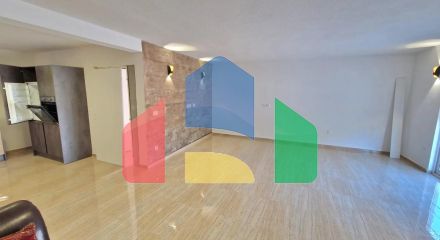 Новая трехэтажная вилла с бассейном на участке, Добра Вода.