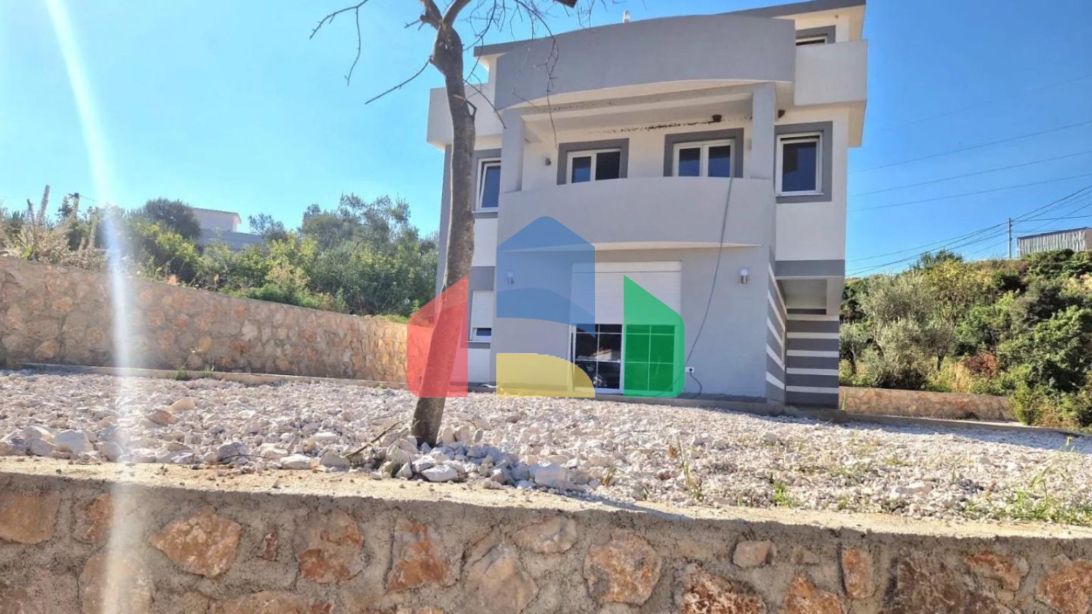 Новая трехэтажная вилла с бассейном на участке, Добра Вода.