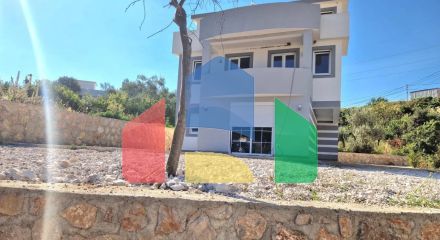 Новая трехэтажная вилла с бассейном на участке, Добра Вода.