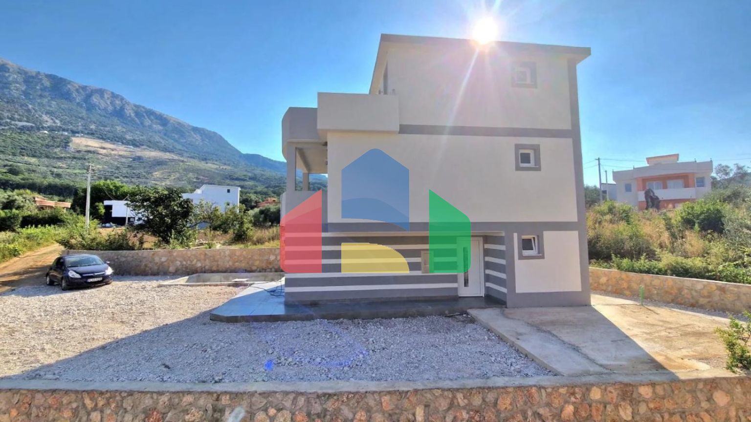 Новая трехэтажная вилла с бассейном на участке, Добра Вода.