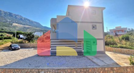 Новая трехэтажная вилла с бассейном на участке, Добра Вода.