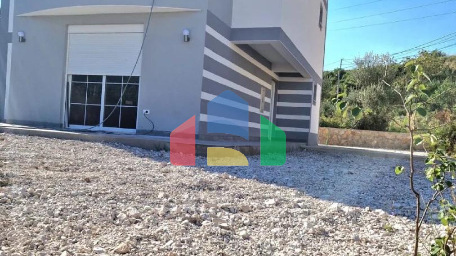 Новая трехэтажная вилла с бассейном на участке, Добра Вода.