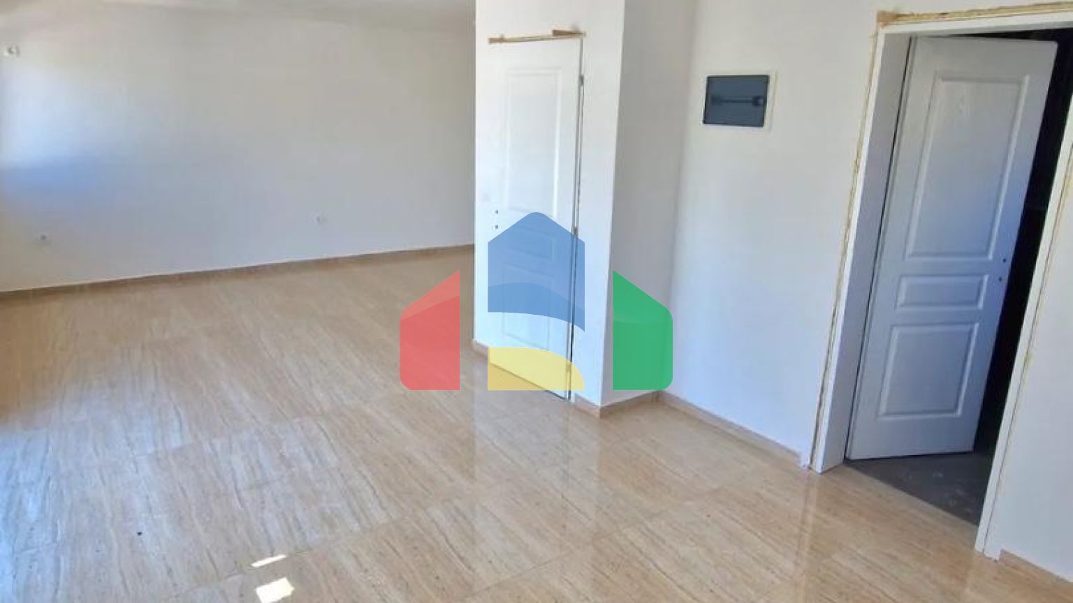 Новая трехэтажная вилла с бассейном на участке, Добра Вода.