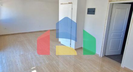 Новая трехэтажная вилла с бассейном на участке, Добра Вода.