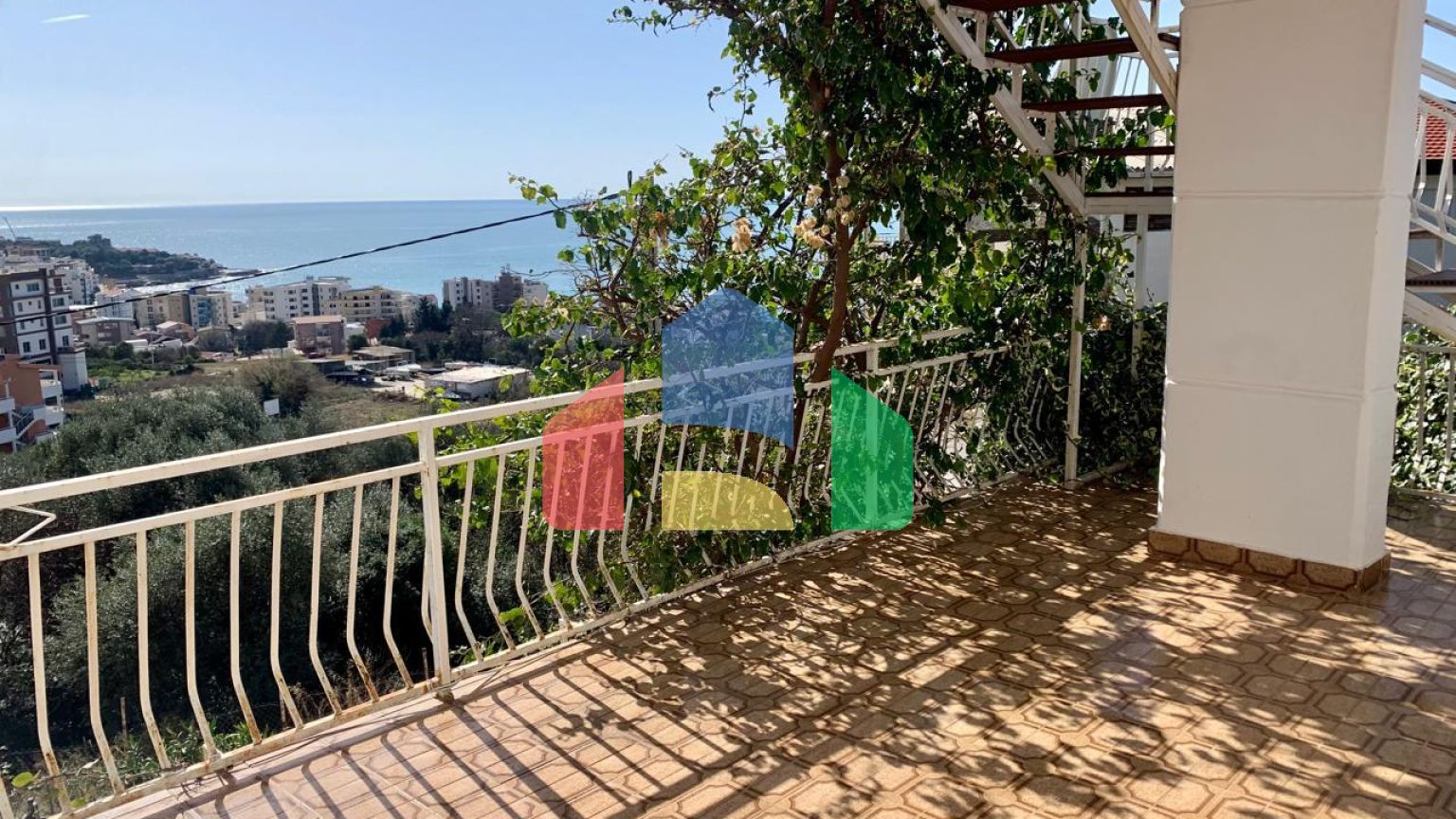 Просторный дом в Добры воды с панорамным видом на море, не далеко от пляжа.