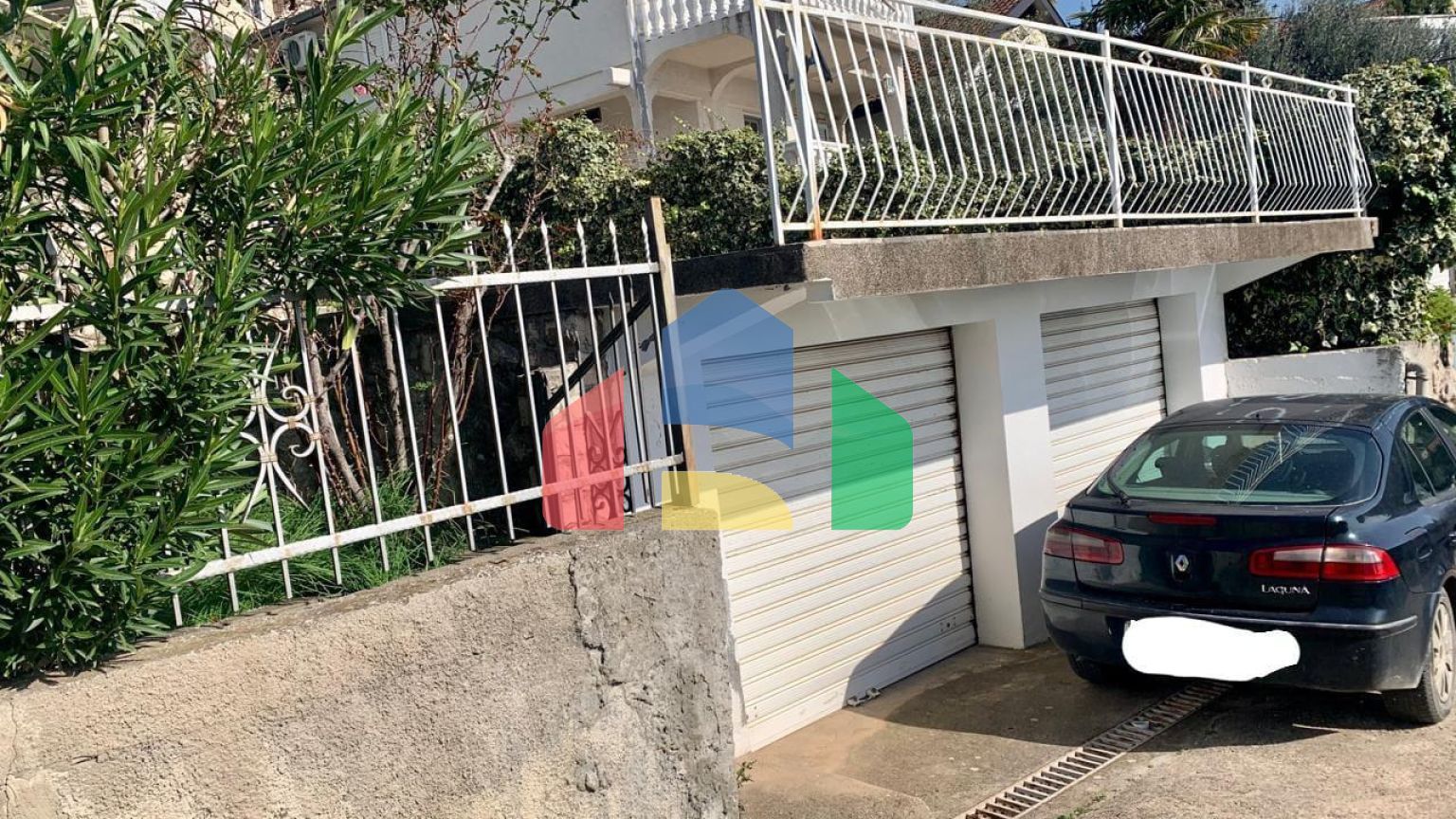 Просторный дом в Добры воды с панорамным видом на море, не далеко от пляжа.