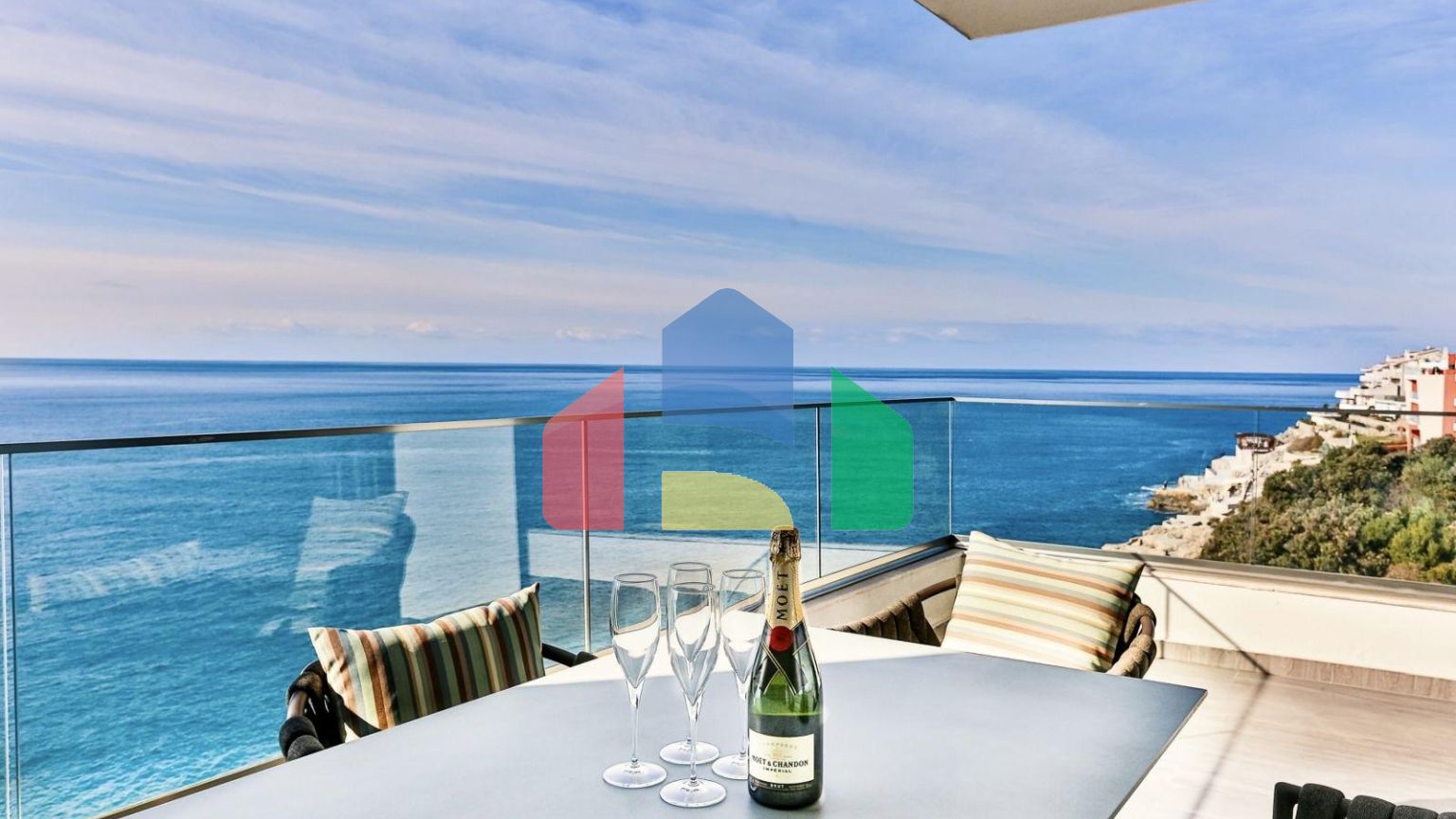 Комфортабельная квартира с 2 спальнями, в 4 звездочном апарт-отеле с бассейном, на берегу моря в Добры Воды.