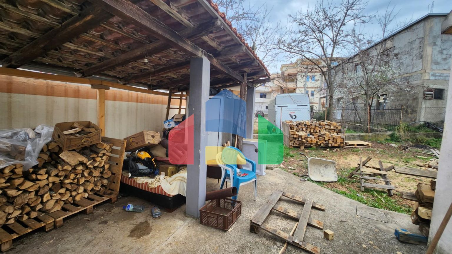 Двухэтажный дом 180м2 под ремонт с большим земельным участком 600м2 в поселке Добра Вода