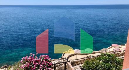 Апартаменты с двумя спальнями на первой линии моря в Добрых Водах