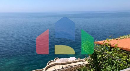 Апартаменты с двумя спальнями на первой линии моря в Добрых Водах