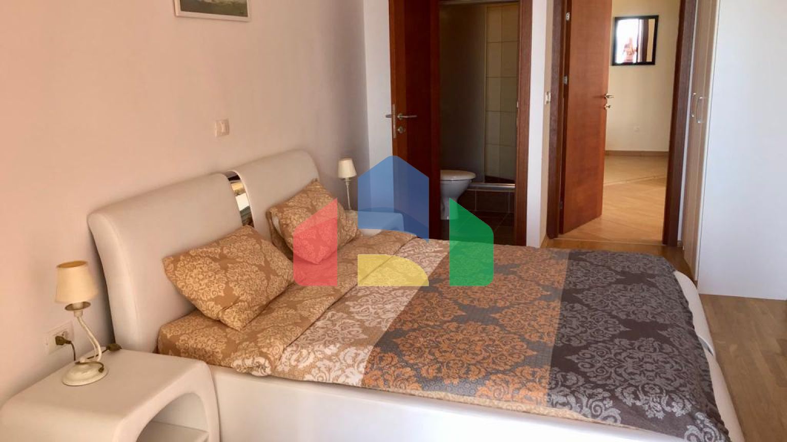 Апартаменты с двумя спальнями на первой линии моря в Добрых Водах