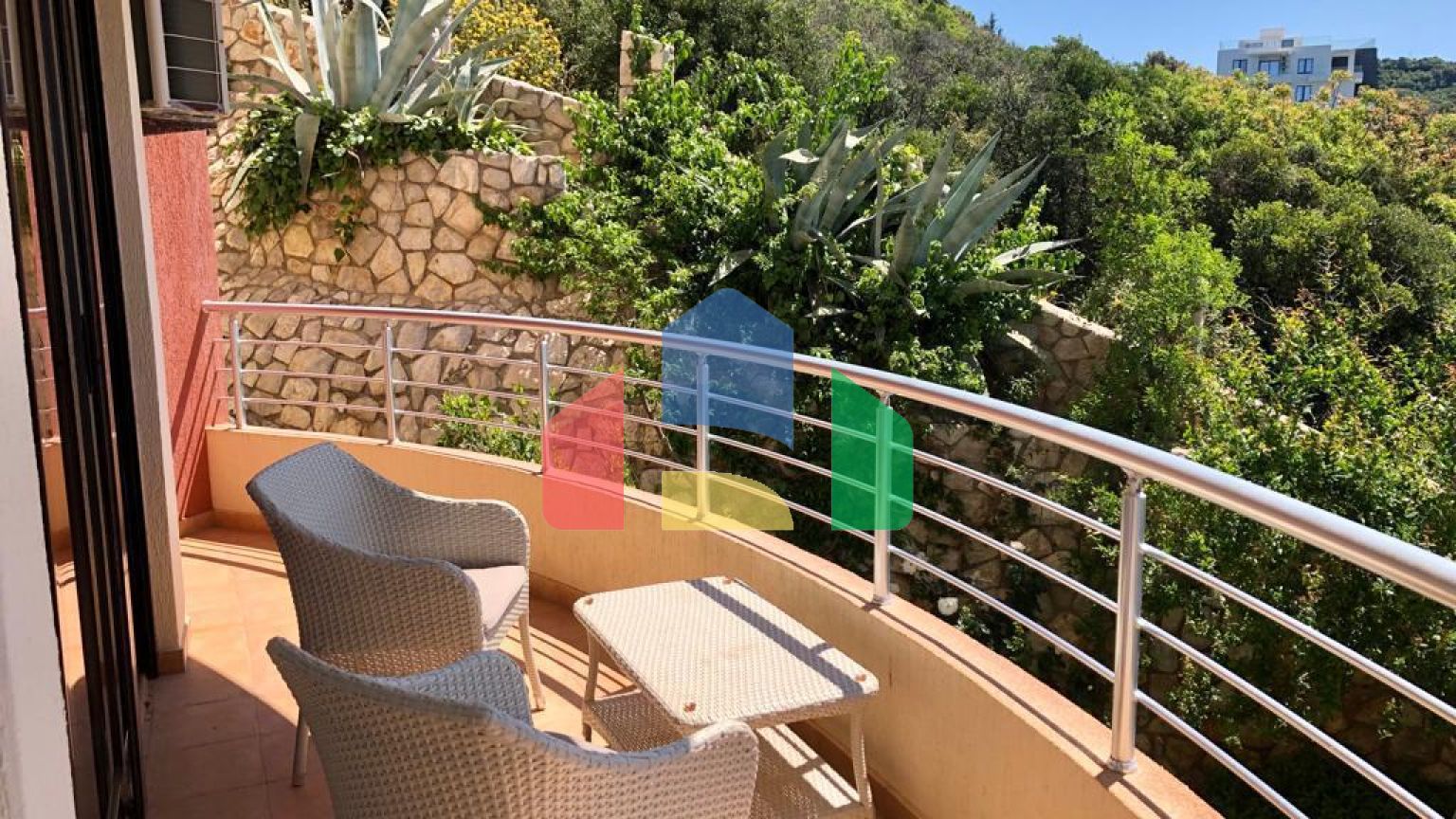 Апартаменты с двумя спальнями на первой линии моря в Добрых Водах