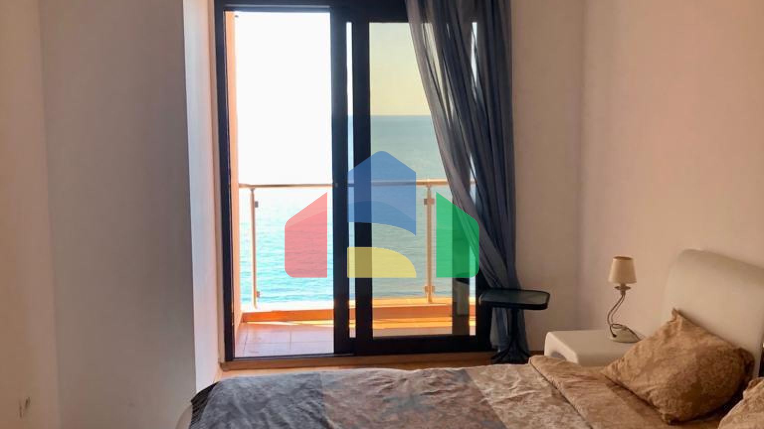 Апартаменты с двумя спальнями на первой линии моря в Добрых Водах