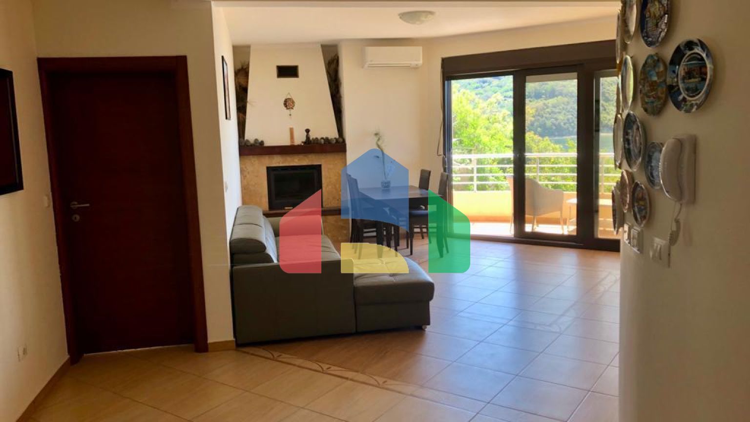 Апартаменты с двумя спальнями на первой линии моря в Добрых Водах