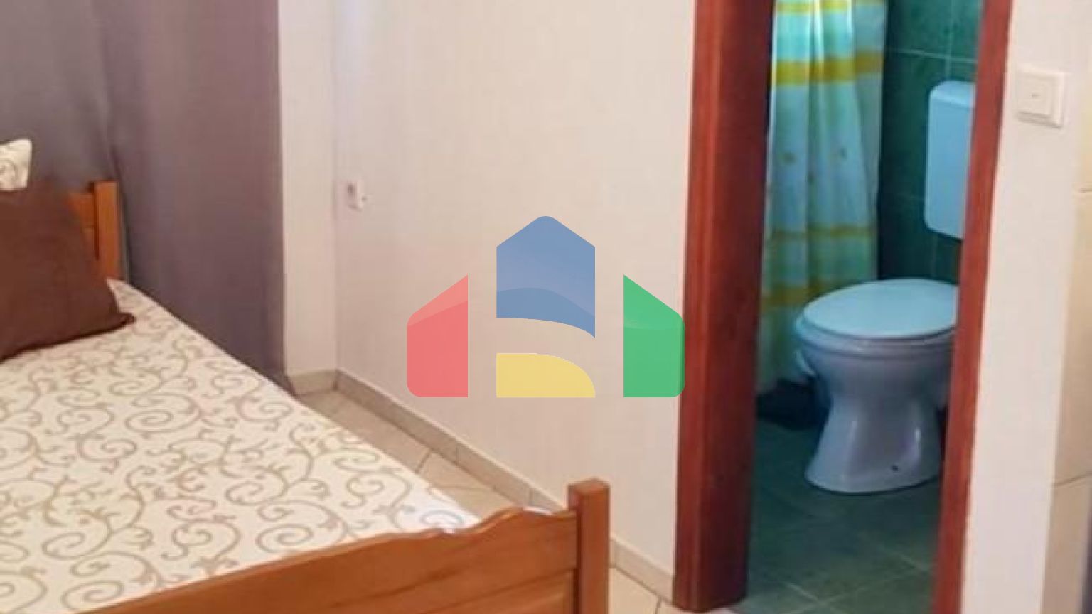 Дом с апартаментами в 5 минутах от пляжа в Добры воды