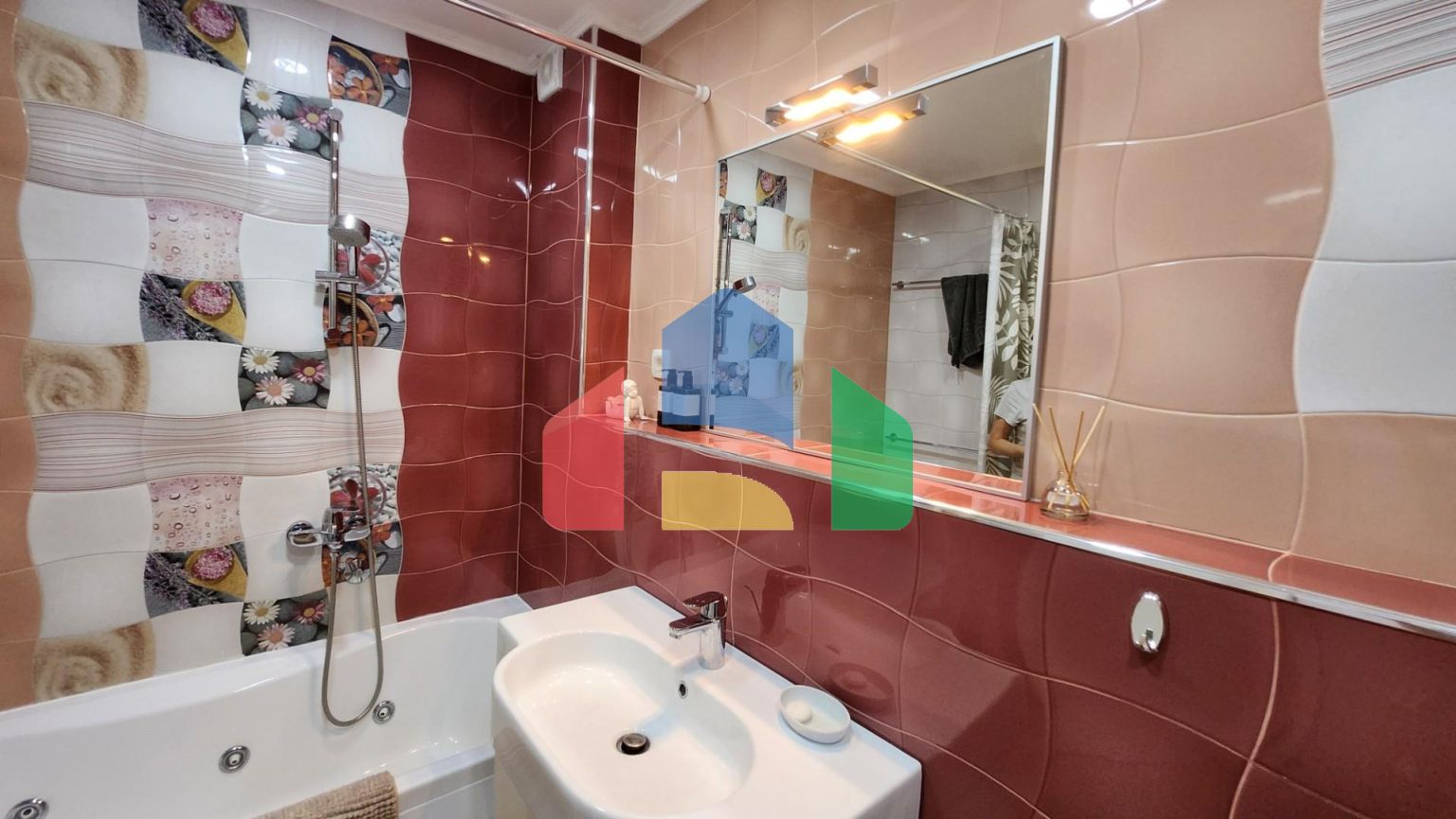 Квартира с панорамным видом на море в комплексе с бассейном, 126м2