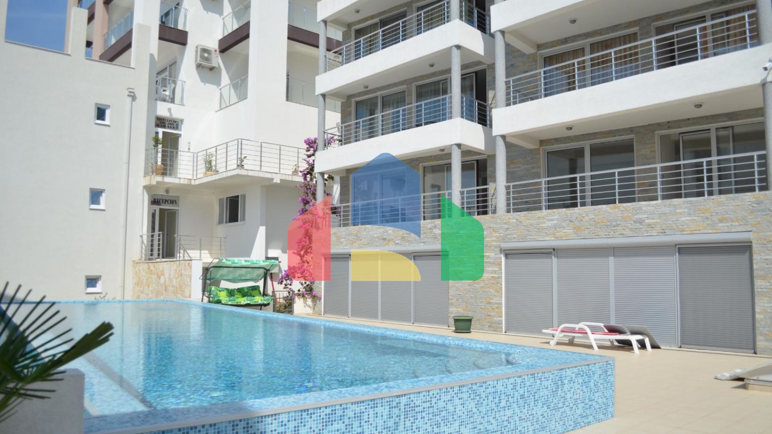 Квартира с 2 спальнями в Добра Вода на первой линии с бассейном