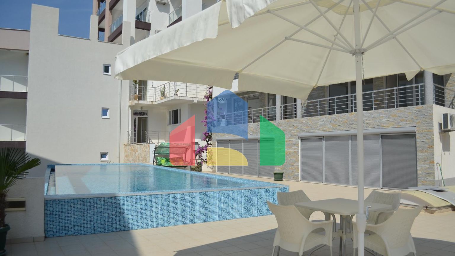 Квартира с 2 спальнями в Добра Вода на первой линии с бассейном