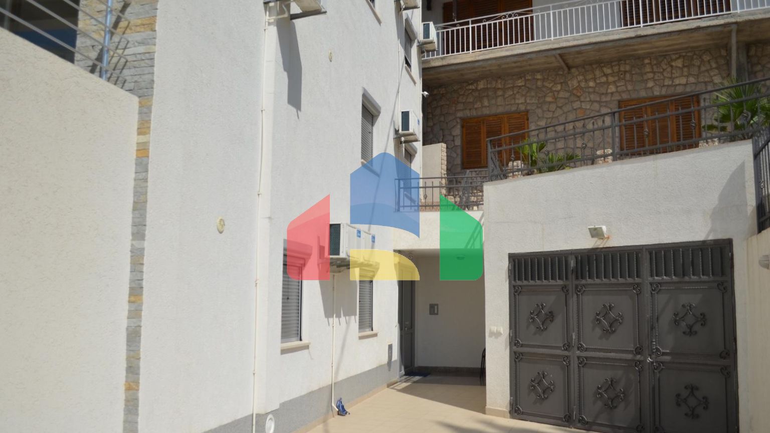 Квартира с 2 спальнями в Добра Вода на первой линии с бассейном