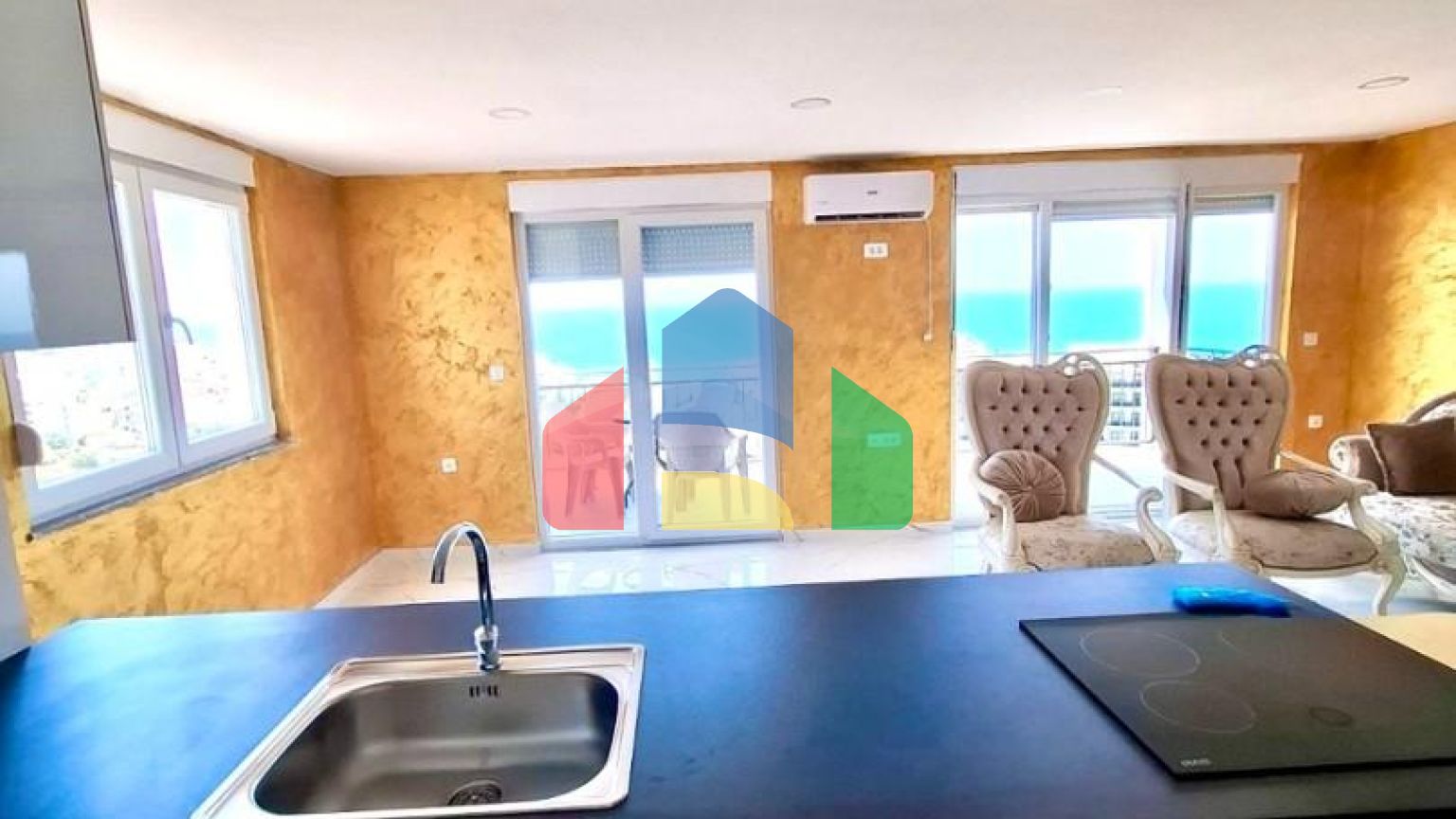 Квартира с 3 спальнями и видом на море в Добры воды